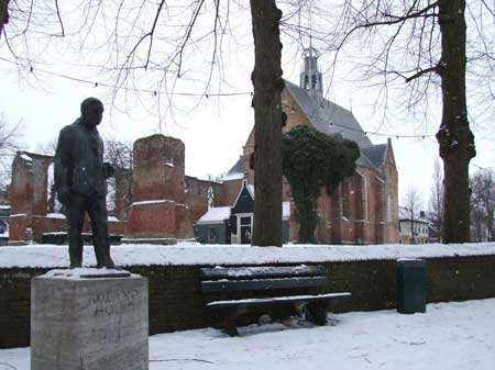 the  runekerk (Ruin church) of Bergen and a statue of Roland Holst.