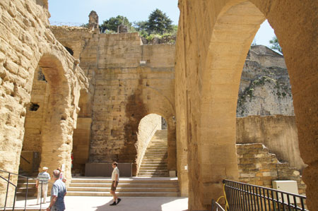 Orange. Het Romeinse theater en een museum. / The Roman theater and a museum.
