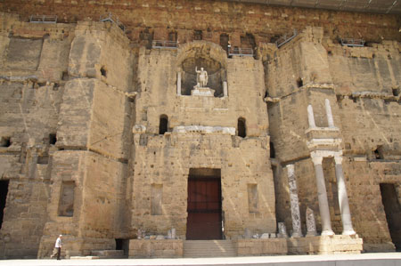 Orange. Het Romeinse theater en een museum. / The Roman theater and a museum.