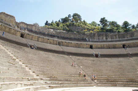Orange. Het Romeinse theater en een museum. / The Roman theater and a museum.