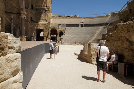 Orange. Het Romeinse theater en een museum. / The Roman theater and a museum.
