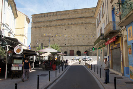 Orange. Het Romeinse theater en een museum. / The Roman theater and a museum.
