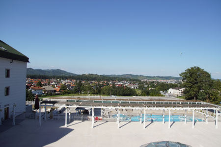 Hotel Habakuk. Uitzicht vanaf het balkon op Maribor.  Hotel Habakuk View from the balcony on Maribor.