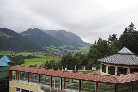 Hotel Panorama in Oostenrijk. Uitzicht vanaf het balkon op Walchsee. Een dorp met een meertje. Hotel Panorama in Austria. View from the balcony on Walchsee. A village with a small lake.